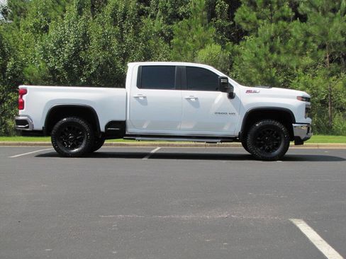Used 2024 Chevrolet Silverado 2500 LT AWD/4WD image 4
