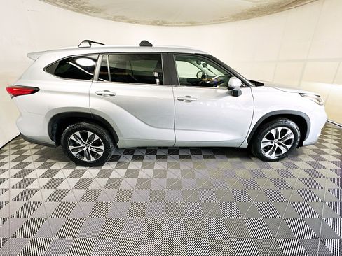 Used 2023 Toyota Highlander XLE FWD image 2