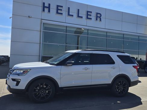 Used 2018 Ford Explorer XLT w/ Equipment Group 202A image 3