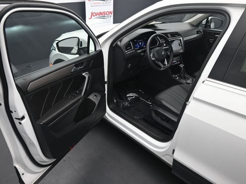 Used 2024 Volkswagen Tiguan SE AWD/4WD image 19