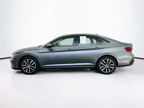 Used 2025 Volkswagen Jetta SE FWD image 4