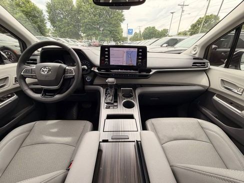 Used 2023 Toyota Sienna Limited FWD image 33