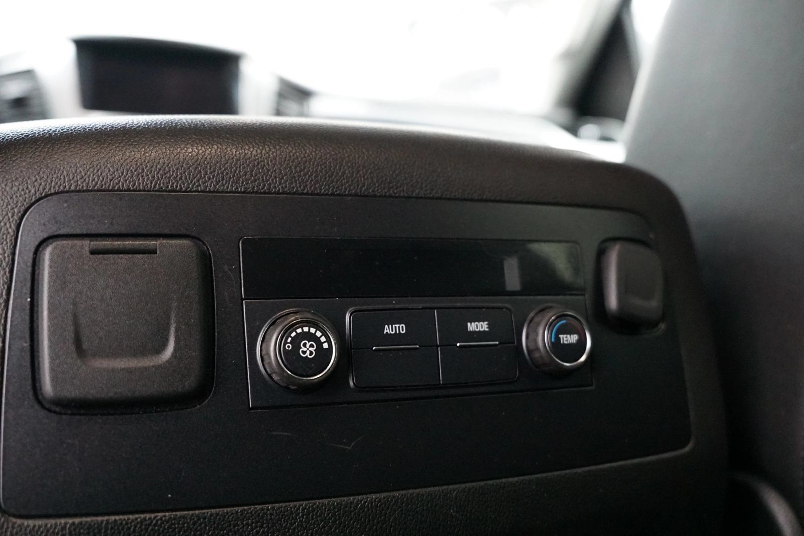 Used 2017 Chevrolet Suburban LT RWD image 27