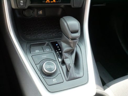 Certified 2025 Toyota RAV4 LE AWD/4WD image 24