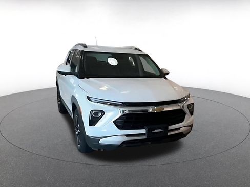 Used 2025 Chevrolet TrailBlazer LT FWD image 3