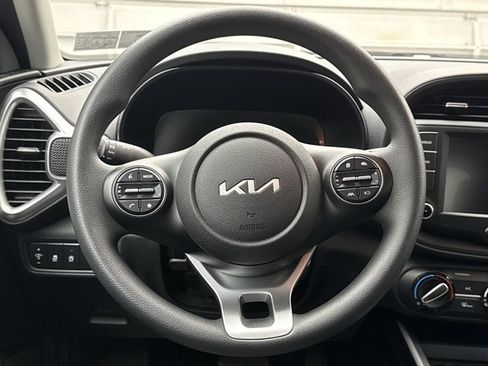 Used 2025 Kia Soul LX w/ LX Technology Package FWD image 12