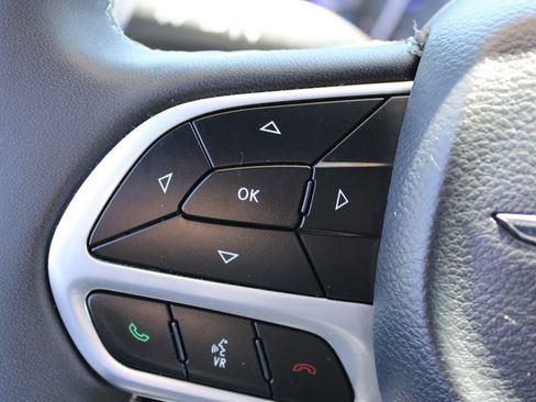Used 2025 Chrysler Pacifica Select FWD image 36