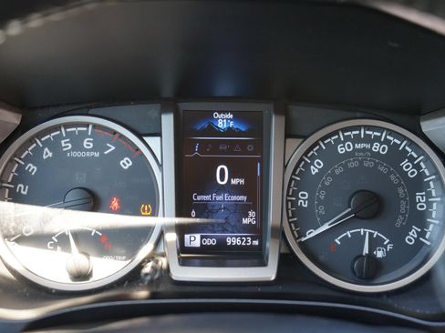 Used 2018 Toyota Tacoma SR5 AWD/4WD image 15
