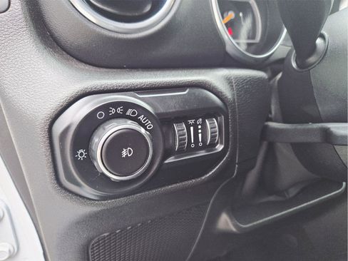 Used 2019 Jeep Wrangler Unlimited Sahara AWD/4WD image 15