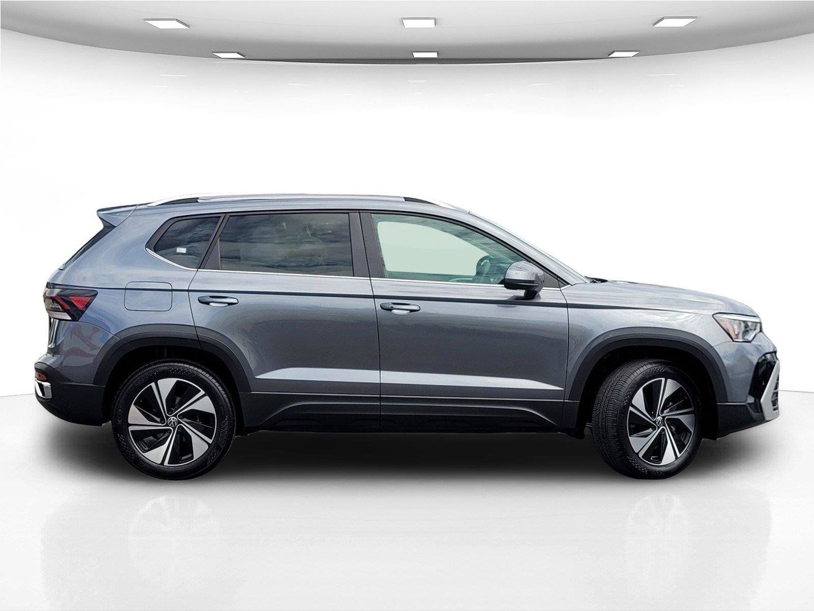 Certified 2025 Volkswagen Taos SE w/ Panoramic Sunroof Package AWD/4WD image 6