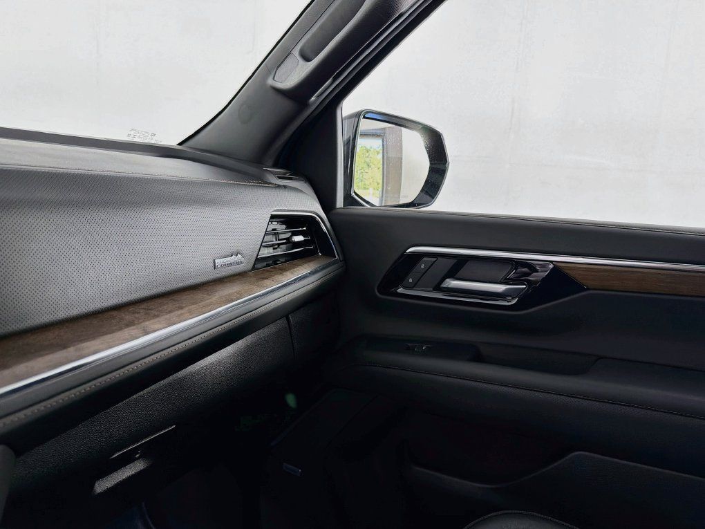 Used 2026 Chevrolet Suburban High Country AWD/4WD image 38