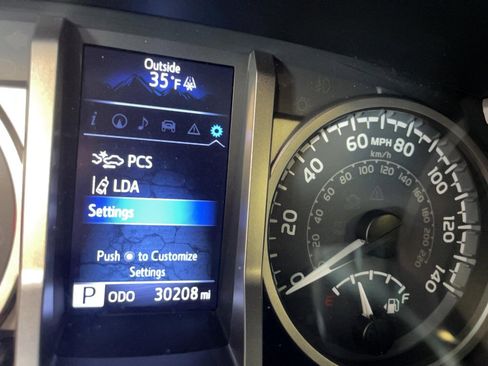 Used 2018 Toyota Tacoma Limited image 23