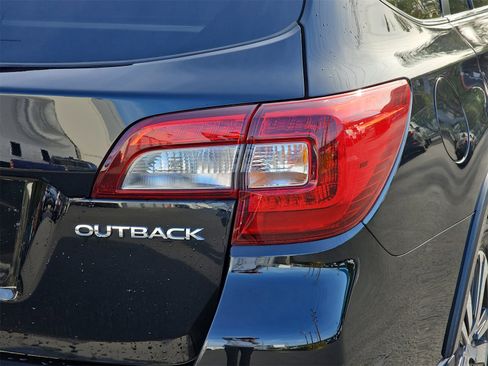 Used 2018 Subaru Outback 2.5i Limited image 11