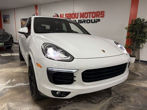 Used 2017 Porsche Cayenne Platinum Edition w/ Premium Package (PJV) AWD/4WD image 2