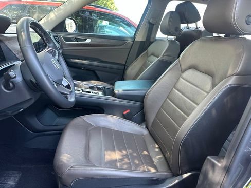 Used 2024 Volkswagen Atlas SEL AWD/4WD image 16