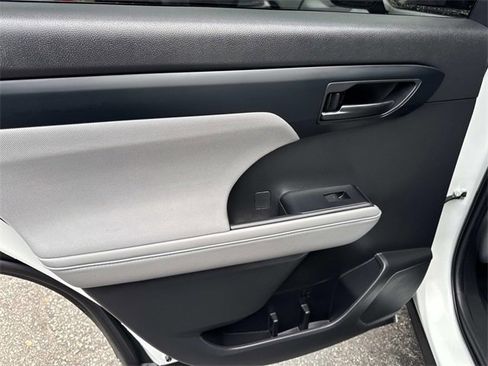 Used 2022 Toyota Highlander L image 23