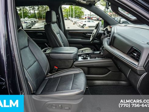 Used 2025 Chevrolet Suburban Premier AWD/4WD image 23