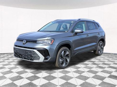 New 2025 Volkswagen Taos SE image 18