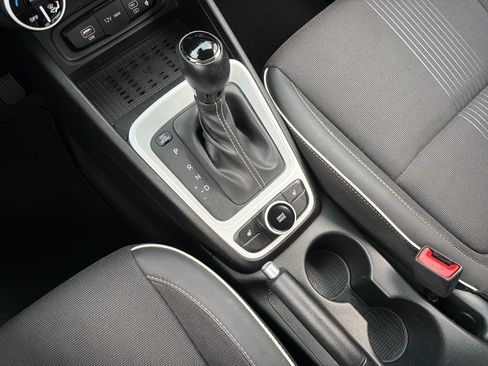 Used 2025 Hyundai Venue Limited image 28