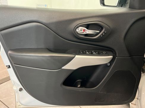 Used 2018 Jeep Cherokee Overland w/ Technology Group image 15