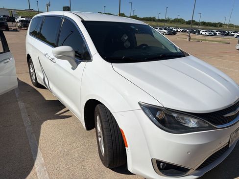 Used 2020 Chrysler Pacifica Touring w/ Advanced Safetytec Group image 5