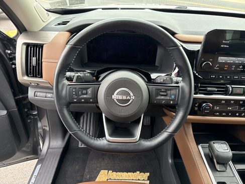 Used 2022 Nissan Pathfinder Platinum w/ Cargo Package AWD/4WD image 18
