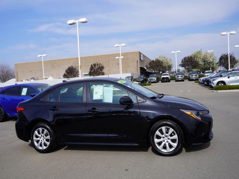 Used 2025 Toyota Corolla LE image 4