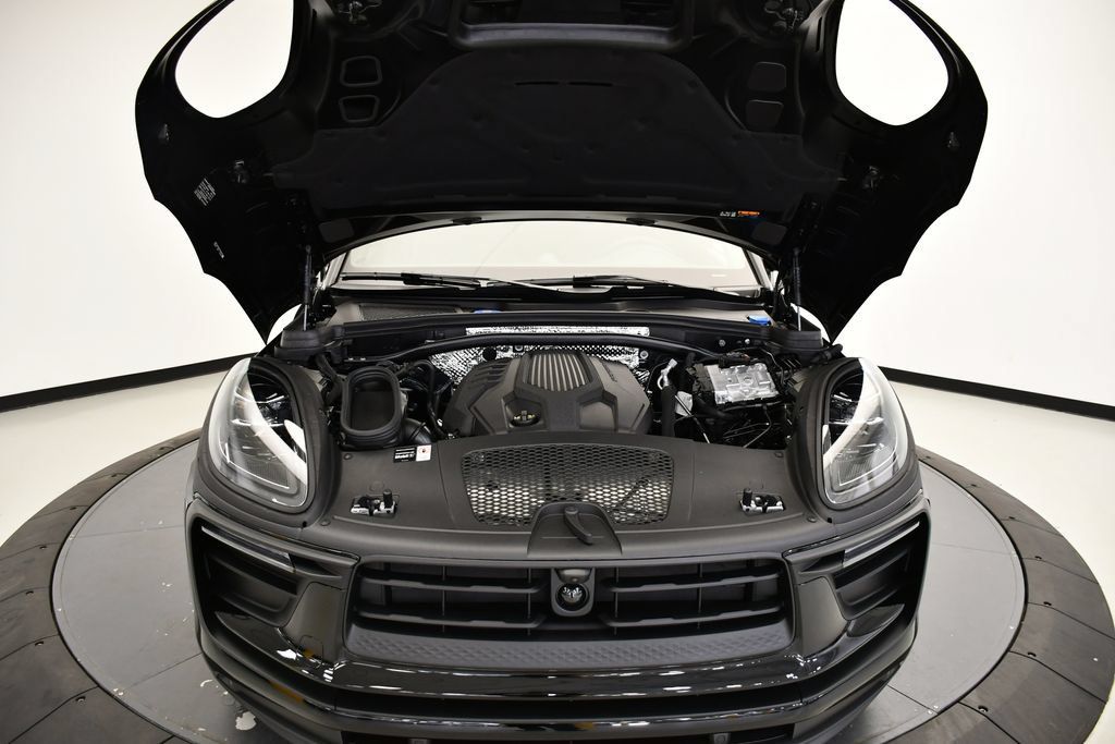 Certified 2026 Porsche Macan AWD/4WD image 12