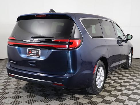 Used 2023 Chrysler Pacifica Touring-L FWD image 11