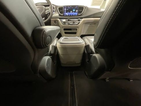 Used 2023 Chrysler Pacifica Touring-L FWD image 26