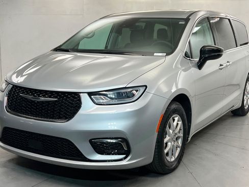 Used 2024 Chrysler Pacifica Touring-L FWD image 1