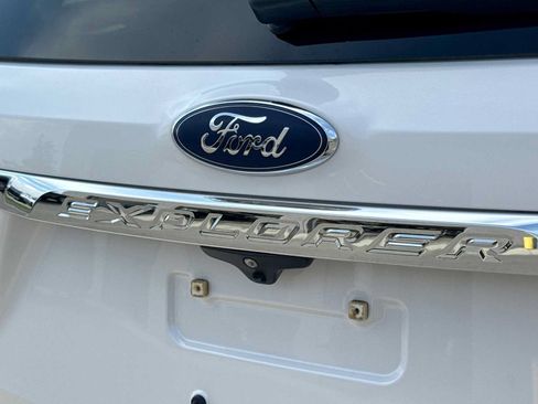 Used 2018 Ford Explorer XLT w/ XLT Technology Feature Bundle FWD image 12