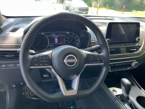 Used 2025 Nissan Altima 2.5 SV FWD image 23