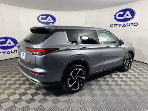 Used 2024 Mitsubishi Outlander SE image 3