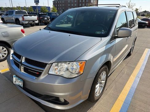 Used 2018 Dodge Grand Caravan SXT FWD image 2