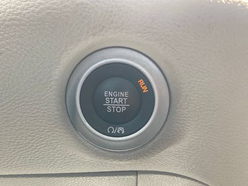 Used 2024 Chrysler Pacifica Limited FWD image 21