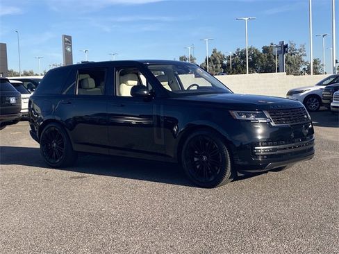 Used 2023 Land Rover Range Rover Long Wheelbase SE image 4