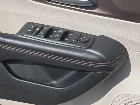 Used 2018 Chrysler Pacifica Touring-L image 35