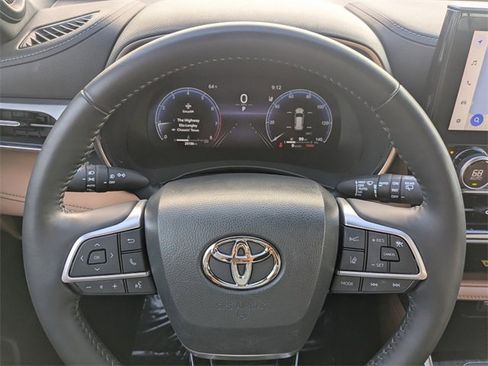 Used 2023 Toyota Highlander Platinum image 35