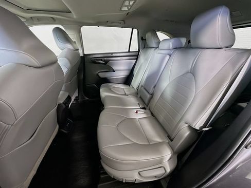 Used 2021 Toyota Highlander XLE AWD/4WD image 33