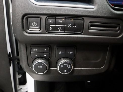 Used 2023 Chevrolet Suburban Premier image 26