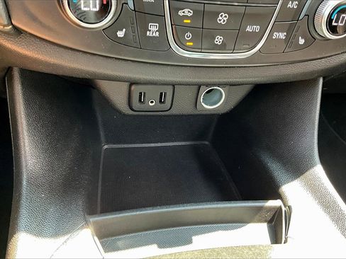 Used 2021 Chevrolet Traverse LT image 16