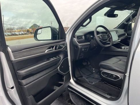 Used 2024 Jeep Wagoneer Series II w/ Flexible Seating Group image 4