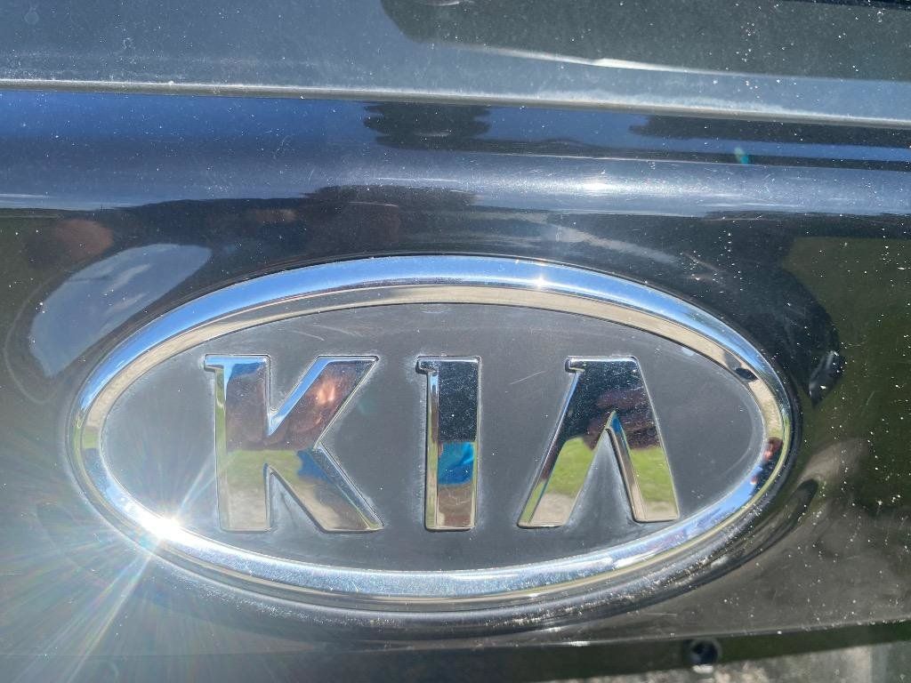 Used 2009 Kia Rondo LX FWD image 4