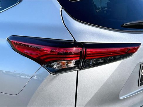 Used 2021 Toyota Highlander LE AWD/4WD image 28