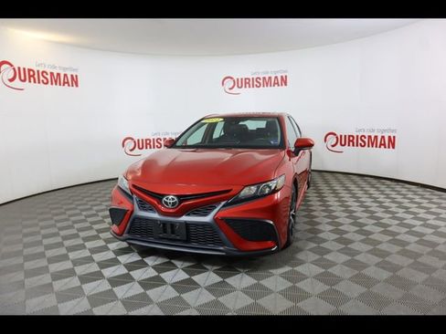 Used 2021 Toyota Camry SE w/ Cold Weather Package image 2