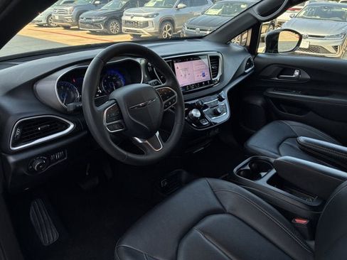 Used 2025 Chrysler Pacifica Select FWD image 10