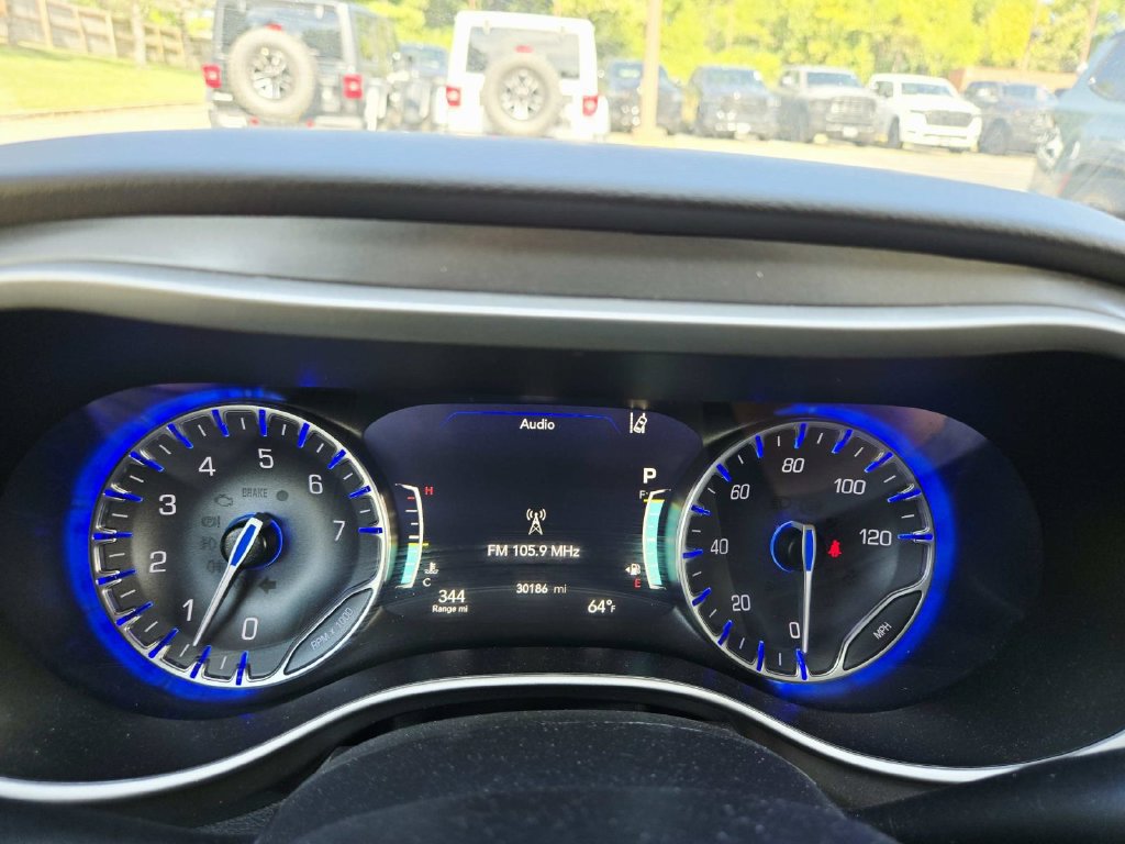 Used 2024 Chrysler Pacifica Touring-L FWD image 22