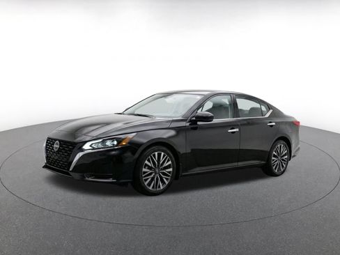 Used 2025 Nissan Altima 2.5 SV FWD image 3