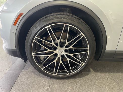 Used 2025 Porsche Macan 4S Electric AWD/4WD image 19